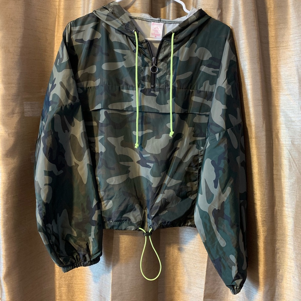 NWOT Camo Cropped Wind Breaker Large